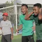 Pemain Timnas Indonesia U-22, Rafi Syarahil dan Awan Setho, tertawa saat latihan di Lapangan AUPP, Phnom Penh, Selasa (19/2). Latihan ini persiapan jelang laga Piala AFF U-22 melawan Malaysia. (Bola.com/Zulfirdaus Harahap)