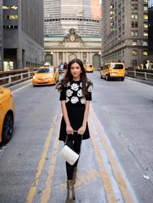 Sementara itu Mikha Tambayong hadir di show Tory Burch mengenakan koleksi Resort 2022. [@miktambayong].