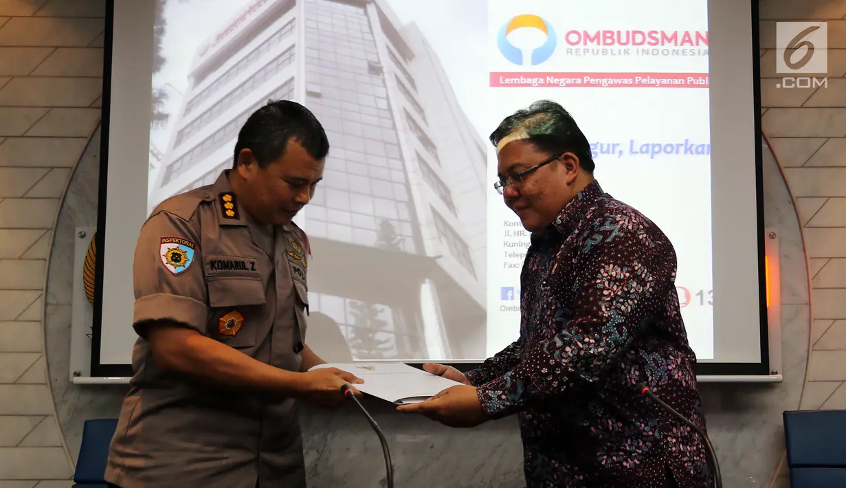 Komisioner Ombudsman Adrianus Meliala (kanan) menyerahkan laporan temuan maladministrasi dalam kasus Novel Baswedan kepada Irwasda Polda Metro Jaya Kombes Pol Komarul Zaman di Kantor Ombudsman, Jakarta, Kamis (6/12). (Liputan6.com/JohanTallo)