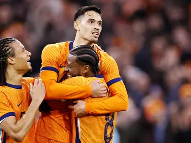 Pemain Belanda, Tijjani Reijnders, melakukan selebrasi bersama Nathan Ake dan Georginio Wijnaldum saat melawan Skotlandia pada laga persahabatan di Johan Cruijff Arena, Sabtu (23/3/2024). (AFP/Maurice Van Steen)