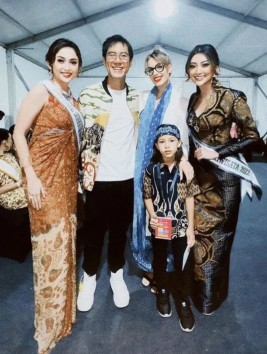 VJ Daniel mengenakan bomber jaket batik, sedangkan sang istri mengenakan syal dan kain batik birunya. [@dindacresheilla]