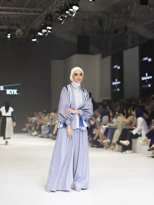 Di sisi lain Putri juga kerap tampil sebagai model untuk busana Muslimah. [Instagram.com/putri_zulhas]