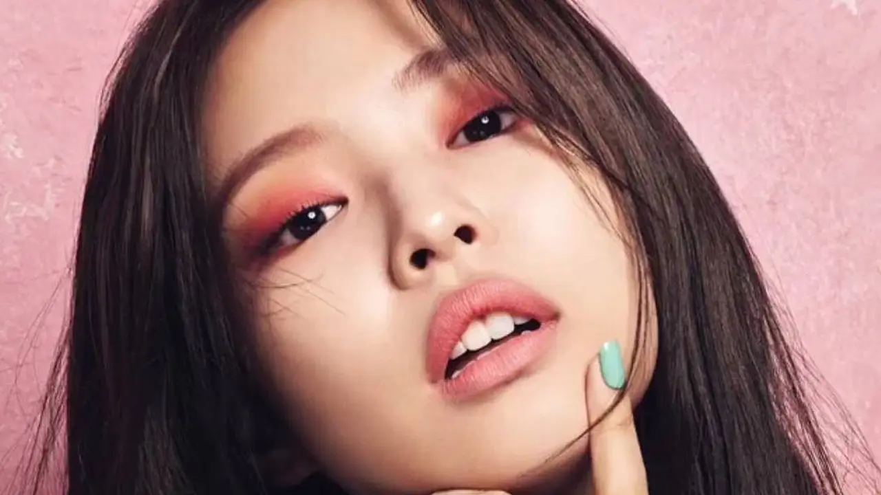 [Bintang] 8 Foto Penampilan Jennie Blackpink yang Glamor