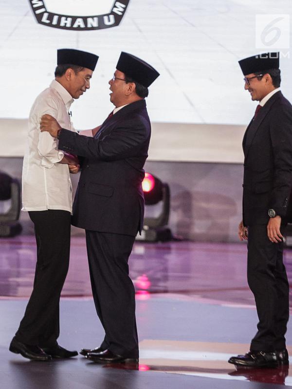 Capres nomor urut 01 Joko Widodo atau Jokowi berpelukan dengan capres nomor urut 02 Prabowo Subianto usai debat perdana Pilpres 2019 di Hotel Bidakara, Jakarta, Kamis (17/1). Debat bertema hukum, HAM, terorisme, dan korupsi. (Liputan6.com/Faizal Fanani)
