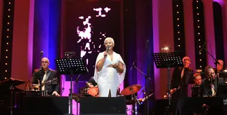 Hari pertama gelaran Java Jazz Festival (JJF) 2017 makin dipenuhi pengunjung. Makin malam, suasa makin ramai. Banyak musisi ikut meramaikan acara yang berlangsung di JIExpo Kemayoran, Jakarta Utara, Jumat (3/3). (Adrian Putra/Bintang.com)