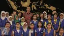 Presiden Joko Widodo bersama wartawan cilik berpose bersama di Istana Negara, Jakarta, Selasa (20/10/2015). Hasil wawancara tersebut akan dibukukan dan dibagikan gratis ke seluruh sekolah dasar di Indonesia. (Liputan6.com/Faizal Fanani)