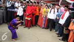Wakil Gubernur DKI Jakarta Djarot Saiful Hidayat melihat Aksi pendekar cilik dalam acara palang pintu Lebaran Betawi di Lapangan Banteng, Jakarta (22/08/15). Palang pintu adalah kesenian Tradisonal Betawi. (Liputan6.com/Gempur M Surya)