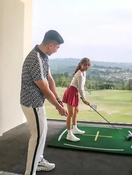 <p>Fuji An dan Verrell Bramasta kembali olahraga bareng. Kali ini terlihat Verrell Bramasta mengajarkan Fuji bermain golf. [@mybramastavrl]</p>