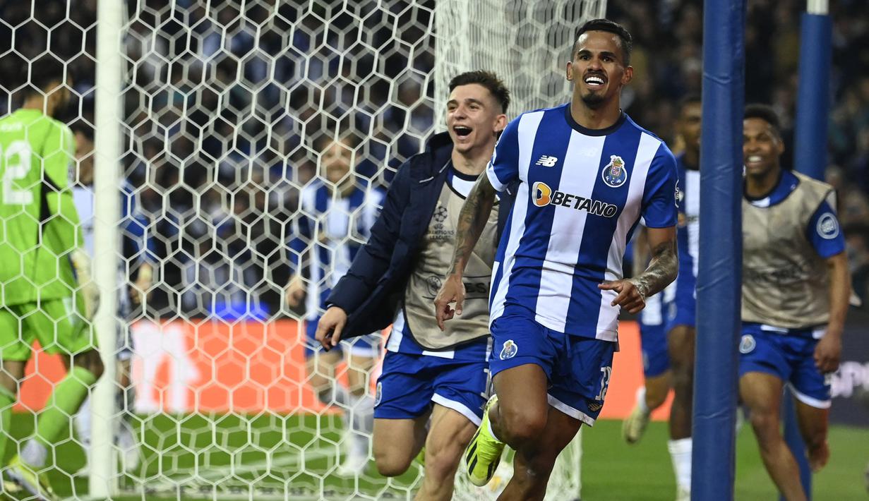 Pemain FC Porto, Wenderson Galeno melakukan selebrasi setelah mencetak gol kemenangan timnya ke gawang Arsenal pada laga leg pertama 16 besar Liga Champions 2023/2024 di Dragao stadium, Porto, Portugal, Kamis (22/02/2024) dini hari WIB. (AFP/Miguel Riopa)