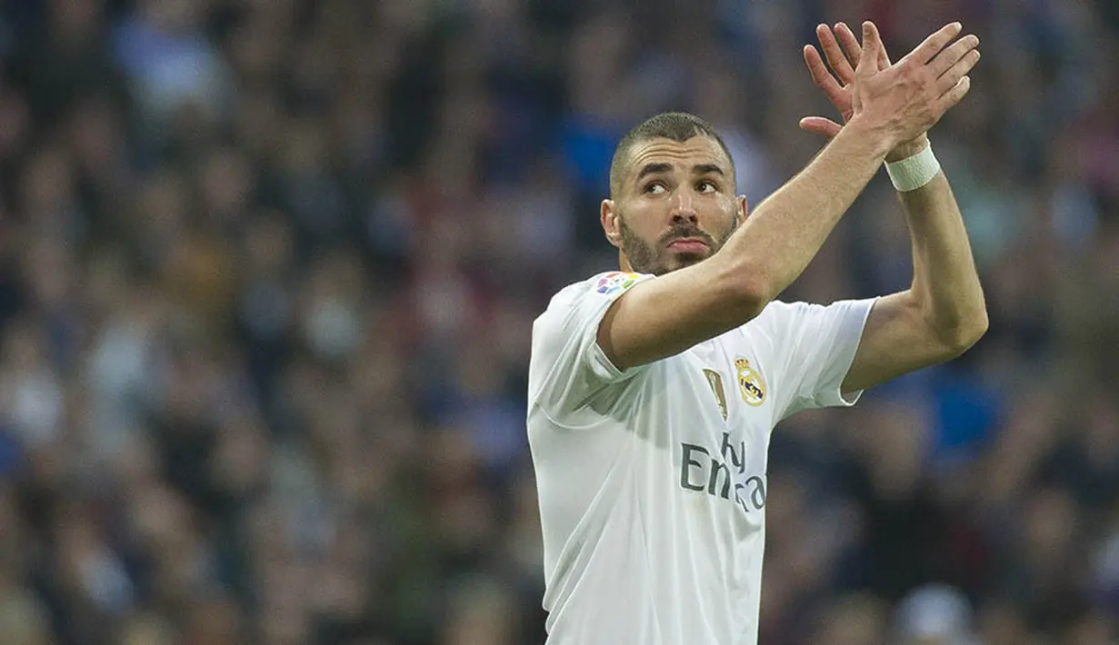 1. Karim Benzema, menurut L’Equipe via the Daily Express,  bomber Real Madrid ini menjadi incaran utama dari Arsenal. Rencana The Gunners ini dilakukan sebelum bomber asal Prancis itu melakukan perpanjangan kontrak. (AFP/Curto De La Torre)