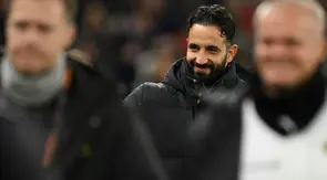 Pelatih kepala Manchester United asal Portugal, Ruben Amorim, tiba untuk pertandingan Europa League&nbsp;antara Manchester United dan Bodoe/Glimt di stadion Old Trafford di Manchester, Inggris barat laut, Jumat dini hari WIB (29/11/2024). (Oli SCARFF/AFP)
