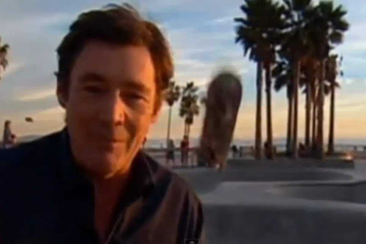 Reporter terkena skateboard. (Youtube)