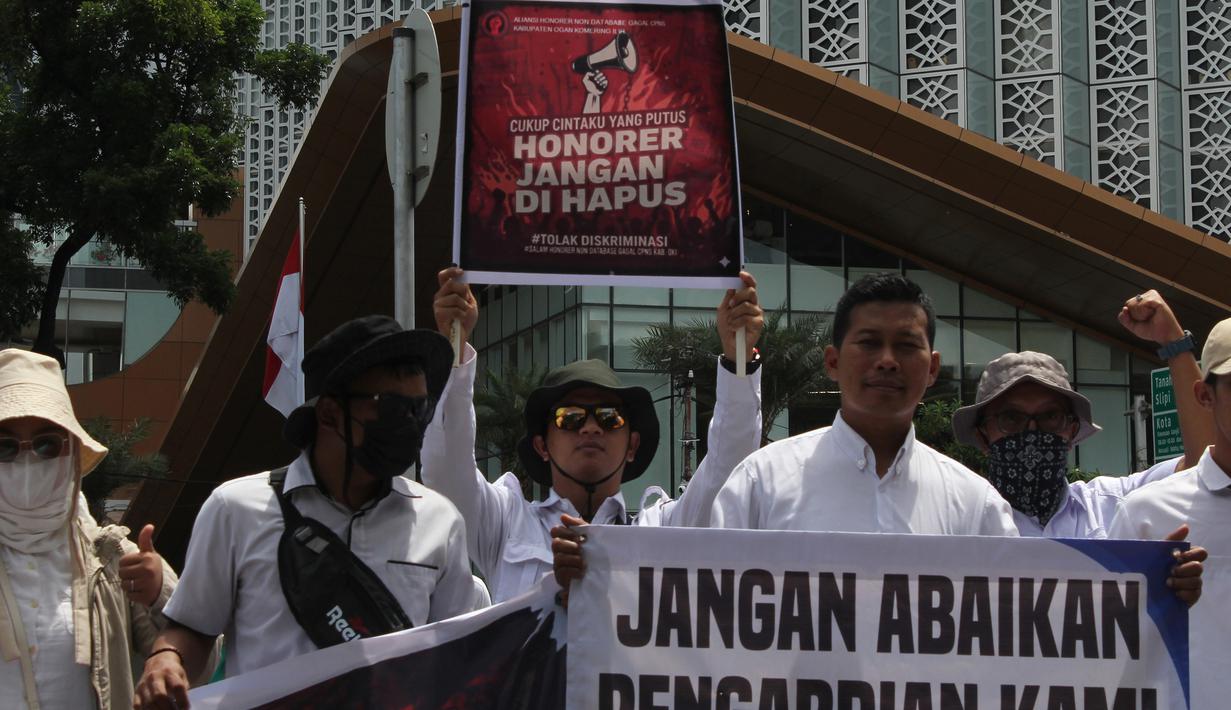 Massa dari Aliansi Honorer Non Database BKN Gagal Calon Pegawai Negeri Sipil (CPNS) Indonesia menggelar Aksi Damai Jilid 2 Nasional di kawasan Silang Selatan Monumen Nasional, Jakarta Pusat, pada Senin (17/11/2025). (merdeka.com/magang/Rendi Saputra)