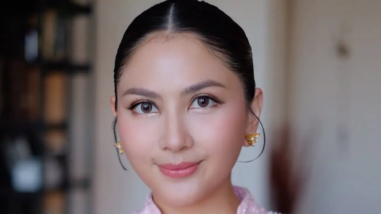 Pesona Jessica Mila Dipulas Soft Pink Romantic Makeup Look di Momen Pembaptisan Sang Putri, Kyarra