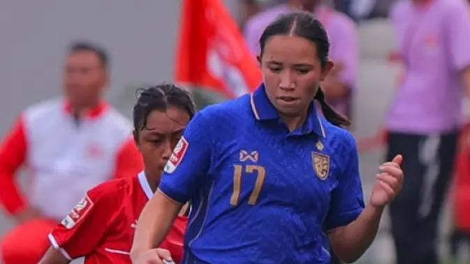 Penyerang Timnas Putri U-16 Thailand, Miricah Shealagh Murdoch, ketika beraksi di Srikandi Merdeka Cup persembahan Caffino. (Bola.com/Nirmatuloh Efendi)