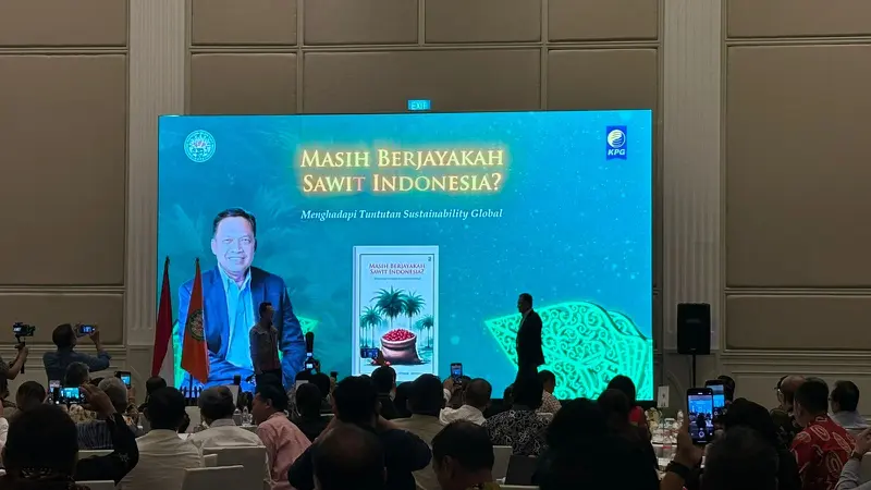 GAPKI meluncurkan buku berjudul "Masih Berjayakah Sawit Indonesia? Menghadapi Tuntutan Sustainability Global", di Jakarta, Rabu (4/9/2024). (Tira/Liputan6.com)