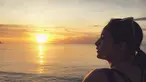 Sebagai aktris top Tanah Air yang sudah bintangi berbagai judul film, jadwal Chelsea Island sangatlah padat. Meski begitu, perempuan berusia 27 tahun ini juga kerap mengimbanginya dengan berlibur melepas penat. Liburan bisa menjadi obat rasa lelah terbaik bagi Chelsea Islan seperti menikmati suasana senja di pantai.(Liputan6.com/IG/@chelseaislan)
