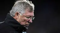 Kekecewaan manajer Manchester United Sir Alex Ferguson seusai kekalahan 1-2 dari FC Basel di penyisihan Grup C Liga Champions di St Jakob Park, Basel, 7 Desember 2011. AFP PHOTO / VALERIANO DI DOMENICO