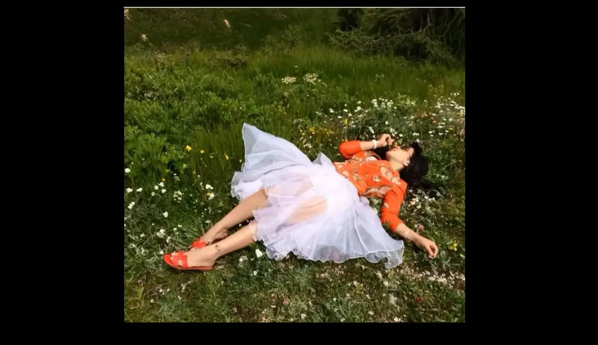 Syahrini habis dicemooh lantaran  video yang diunggah di akun  Instagram-nya saat berbaring di atas  rumput.   (instagram.com/princessyahrini)