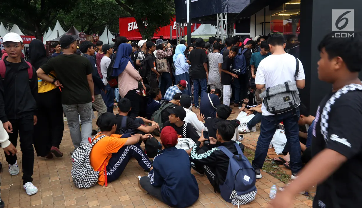 Pengunjung mengantre untuk mencari pakaian di Jakcloth Indonesian Pride 2018, Jakarta, Rabu (19/12). Jakcloth Indonesian Pride 2018 diramaikan oleh merek pakaian dalam negeri. (Liputan6.com/JohanTallo)