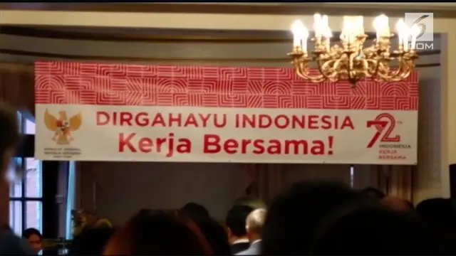 Sekitar 200 warga Indonesia bersama dengan KJRINY memperingati hari kemerdekaan Indonesia dengan upacara di ruang utama KJRI New York. VOA