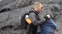 Wisatawan asing adu mulut hingga membanting petugas penjagaan demi memasuki Gunung Bromo (Dok.Instagram/@matajitu/https://www.instagram.com/p/BvT1rf4llFn/Komarudin)