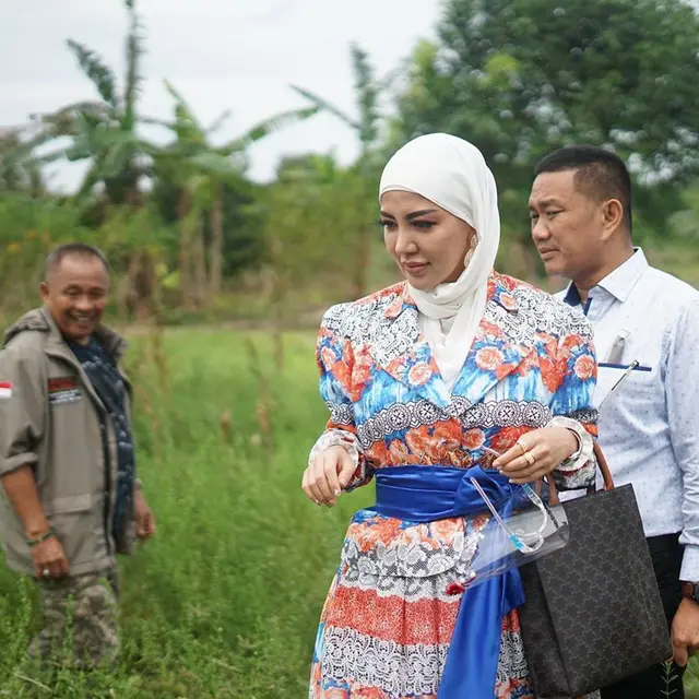 7 Gaya Bella Shofie Panen Padi Hotong di Pulau Buru Ini Jadi Sorotan