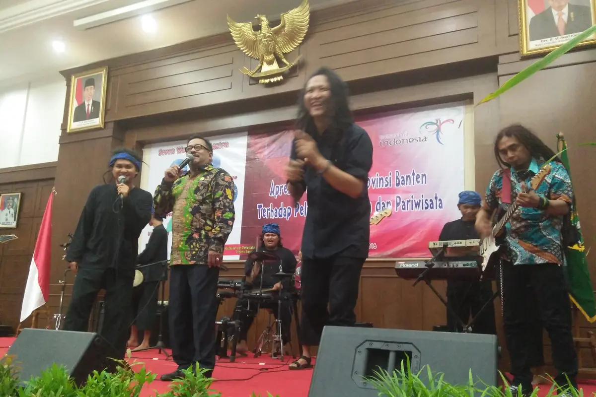  Rano pun ikut menyanyikan lagu Si Doel Anak Sekolahan bersama Steven Jam dan Momonon yang telah digubah menjadi musik Reggea.