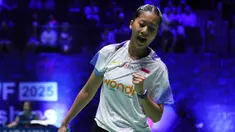 Putri Kusuma Wardani dari Indonesia bereaksi saat bertanding melawan Tomoka Miyazaki dari Jepang dalam pertandingan putaran ketiga tunggal putri Kejuaraan Dunia Bulutangkis, Kamis, 28 Agustus 2025 di Paris, Prancis. (AP Photo/Aurelien Morissard)