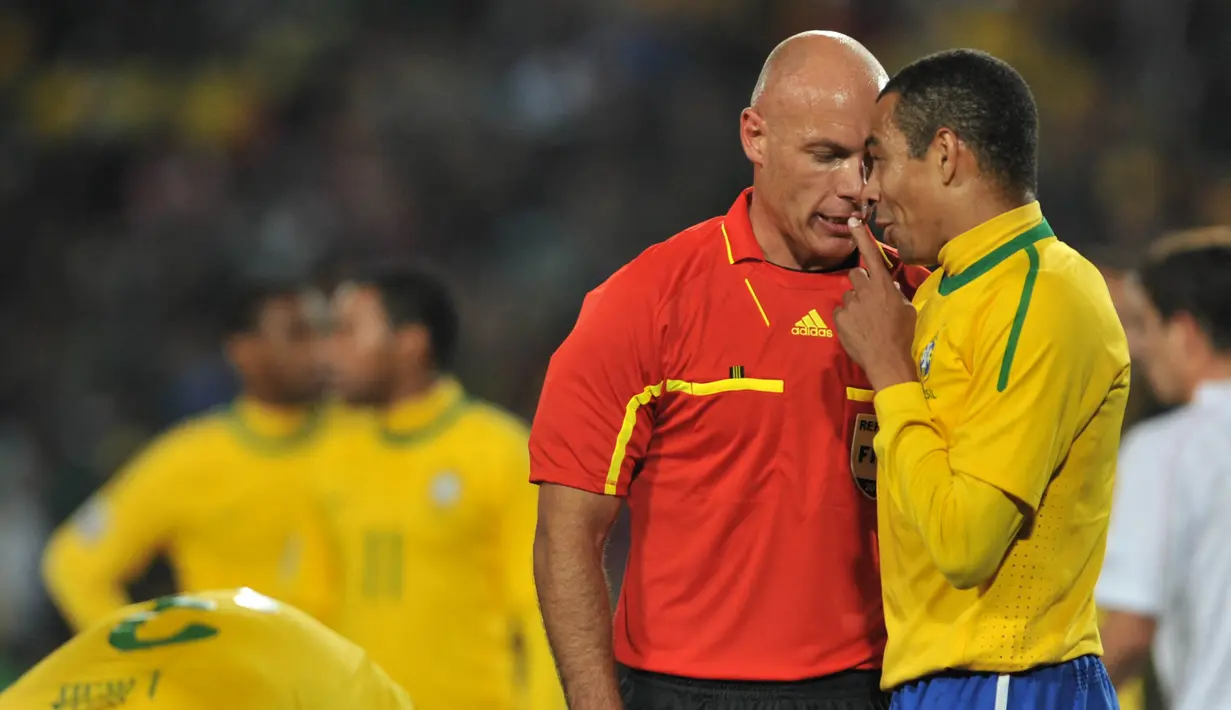 Howard Webb yang merupakan wasit berkebangsaan Inggris ini terkenal tegas dalam mengambil keputusan. Webb yang berkarier kurang lebih 9 tahun dari 2005 hingga 2014 terpilih sebagai wasit nomor 1 dunia versi IFFHS pada tahun 2013 mengalahkan Nicoli Rizzola. (Foto: AFP/Martin Bernetti)