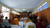 Majelis Hakim Pengadilan Negeri Garut akhirnya menjatuhkan putusan vonis berbeda kepada ketiga terdakwa jenderal NII, dalam sidang putusan, Kamis (23/6/2022). (Liputan6.com/Jayadi Supriadin)