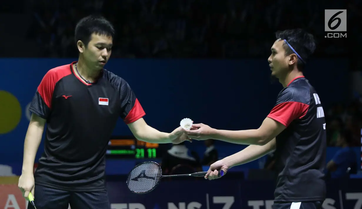 Pebulu tangkis ganda putra Indonesia, M Ahsan/Hendra Setiawan saat melawan Hiroyuki Endo/Yuta Watanabe (Jepang) di di Babak 8 besar Indonesia Open 2019 di Istora Senayan, Jakarta, Jumat (19/7/2019). Hendra/Ahsan unggul 21-15, 9-21, 22-20. (Liputan6.com/Helmi Fitrhiansyah)