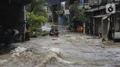 Warga berpegangan pada tali saat dievakuasi dari banjir di kawasan Tendean Jakarta, Sabtu (20/2/2021). Curah hujan yang tinggi menyebabkan banjir setinggi orang dewasa di kawasan Tendean. (Liputan6.com/Johan Tallo)