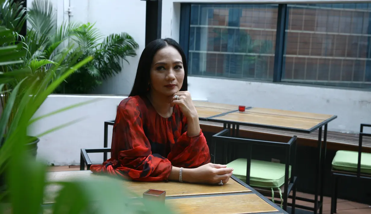 "Repertoar lagu semua sudah siap. Kali ini konsernya sekitar 2,5 jam dengan 20 sampai 21 lagu. Saya akan nyanyikan lagu-lagu wajib pasti," ujarnya kawasan Rasuna Said, Kuningan, Jakarta Selatan, Sabtu (16/12/2017). (Nurwahyunan/Bintang.com)