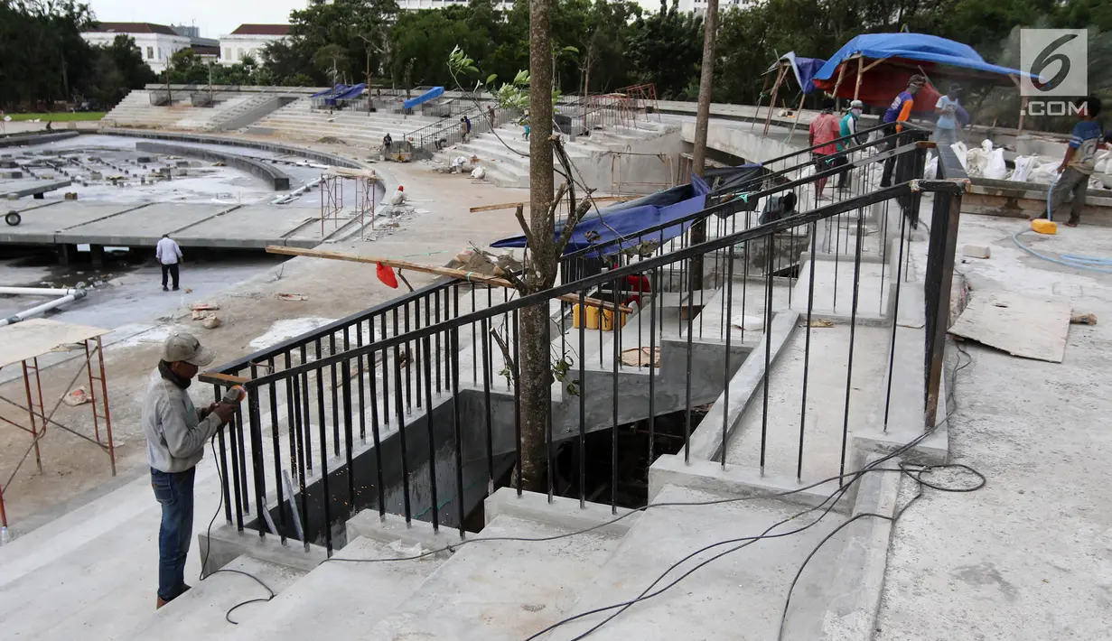 Pekerja merapikan pagar saat mengerjakan proyek revitalisasi Taman Lapangan Banteng, Jakarta Pusat, Rabu (7/3). Perubahan wajah lapangan bersejarah itu mulai dilakukan sejak Maret 2017. (Liputan6.com/Arya Manggala)