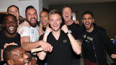 Pemain Leicester yang menyaksikan laga Chelsea kontra Tottenham di kediaman Jamie Vardy langsung bersorak gembira begitu peluit tanda laga usai berbunyi. (2/5/2016). (Dailymail.co.uk)