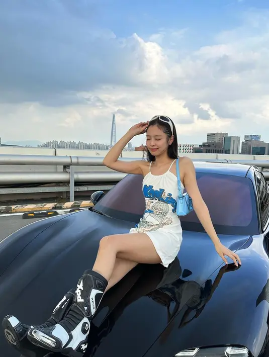 Dalam salah satu foto, Jennie terlihat berpose di atas kap mobil Porsche, menampilkan pesona intens yang menyerupai "gadis balap" yang imut. [Instagram/jennierubyjane]