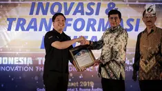 Perwakilan PT Surya Citra Media, Deputy Director Programming SCTV David Suwarto (kiri) menerima Penghargaan TOP IT & TELCO 2019 di Jakarta, Rabu (27/3). TOP IT & TELCO 2019 merupakan penghargaan untuk mendorong di kalangan bisnis, institusi pemerintah, BUMN dan lembaga. (Liputan6.com/Faizal Fanani)