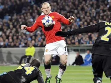 Striker MU Wayne Rooney mengontrol bola dikawal bek Marseille Souleymane Diawara dalam leg pertama 16 besar Liga Champions di Stade Velodrome, 23 Fabruari 2011.AFP PHOTO/BORIS HORVAT