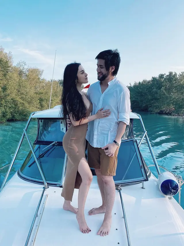 Momen Liburan Kevin Aprilio di Kepulauan Seribu, Tampil Macho dengan Brewok. (Sumber: Instagram/kevinaprilio)