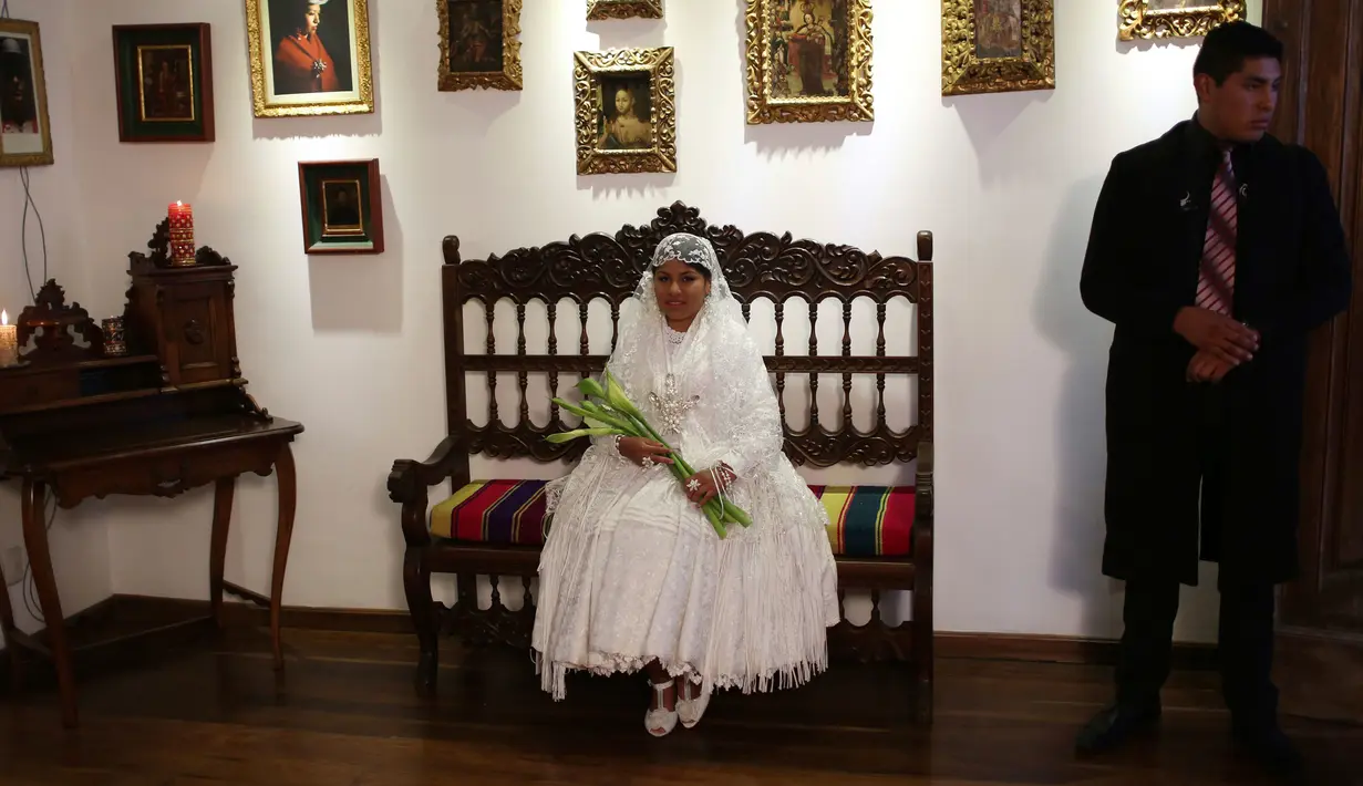Model wanita mengenakan gaun pengantin di Museum Desain Pakaian Ana Palza di La Paz, Bolivia (20/5). (AP Photo/Juan Karita)