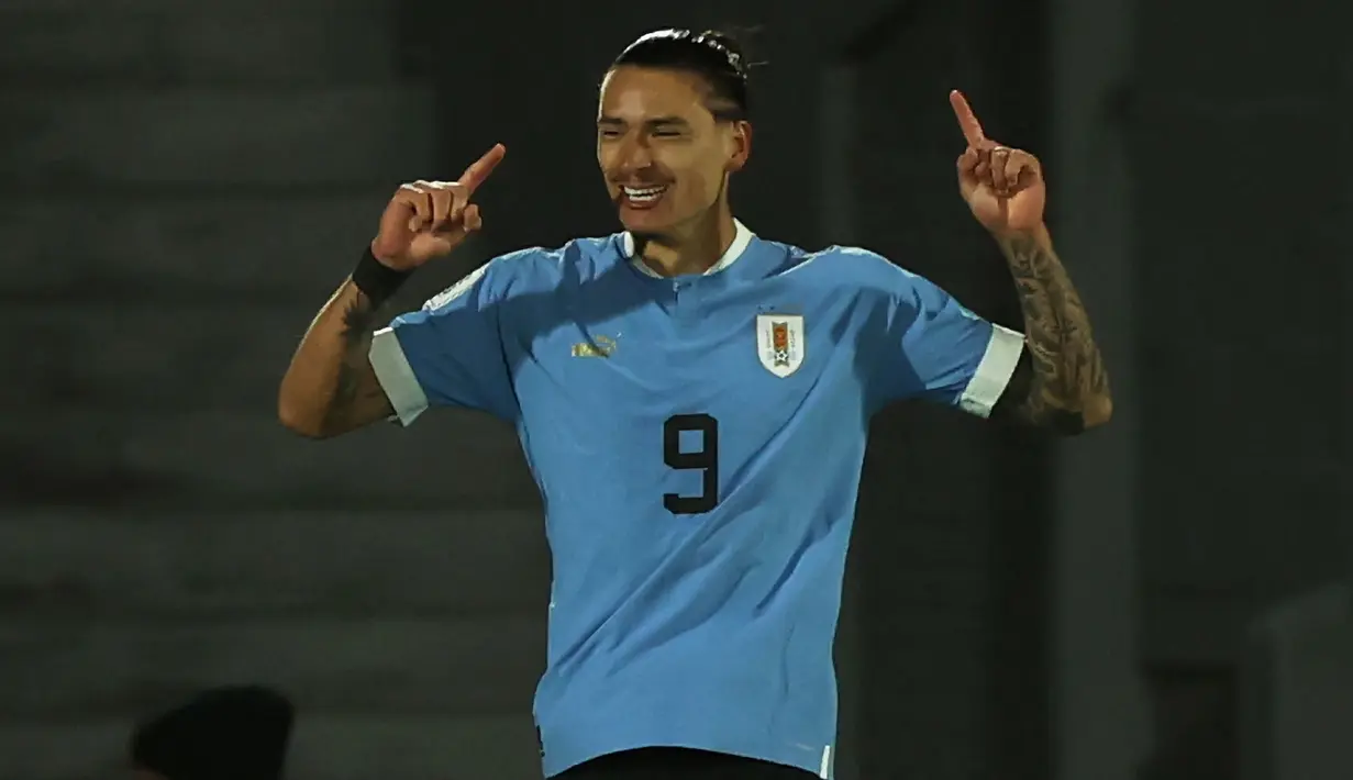Striker Timnas Uruguay, Darwin Nunez yang kini tengah menjalani musim kedua bersama Liverpool mencetak 2 gol dari 4 laga yang telah dijalani pada kualifikasi Piala Dunia 2026 Zona Conmebol. Kedua golnya dicetak masing-masing pada matchday ketiga saat bermain imbang 2-2 dengan Kolombia (12/10/2023) dan pada laga terakhir saat menaang 2-0 atas Brasil (18/10/2023). (AFP/Pablo Porciuncula)