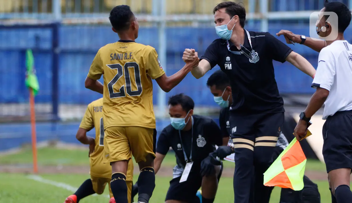 Pemain Bhayangkara Solo FC, Sani Rizki Fauzi, setelah mencetak gol ke gawang PSM Makassar dalam pertandingan Babak Penyisihan Grup B Piala Menpora 2021 di Stadion Kanjuruhan, Malang. Sabtu (27/3/2021). PSM Makassar bermain imbang atas Bhayangkara Solo FC 1-1. (Bola.com/Ikhwan Yanuar)