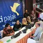 Para petugas melayani konsultasi pedagang terkait  program tax amnesty di ITC Mangga Dua, Jakarta, Selasa (1/11). Setelah pengusaha besar ikut tax amnesty, kini pemerintah menargetkan pelaku UMKM untuk ikut dalam program ini. (Liputan6.com/Angga Yuniar)