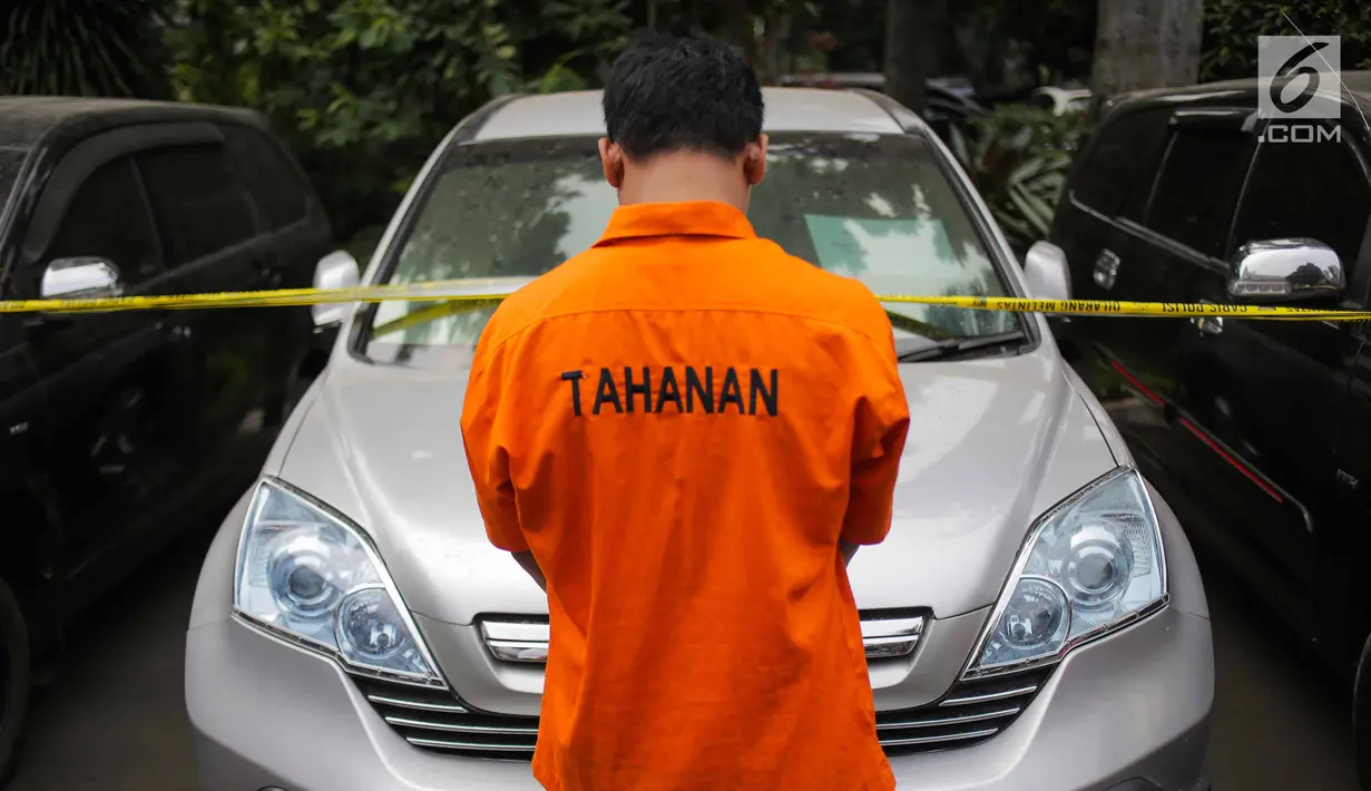 Polisi menunjukkan tersangka berikut barang bukti mobil saat ungkap kasus penipuan dan penggelapan di Polda Metro Jaya, Rabu (18/9/2019). Subdit 6 Ditreskrimum PMJ mengungkap kejahatan penggelapan mobil dengan barang bukti 28 kendaraan roda empat dan sejumlah tersangka. (Liputan6.com/Faizal Fanani)