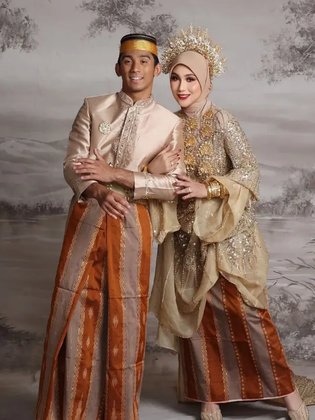 Daffa wardhana tampil gagah dalam baju adat bugis. (credit:instagram.com/marinizumarnisreal/aldiphotoofficial)