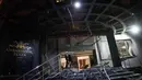 Melansir kantor berita AFP, Wali Kota Kyiv, Vitali Klitschko, mengatakan, pada Kamis (16/4/2026), akibat serangan Rusia di ibu kota, dua orang tewas, seorang anak laki-laki berusia 12 tahun dan wanita berumur 35 tahun. Tampak dalam foto, seorang pria membersihkan puing-puing hotel yang rusak akibat serangan Rusia di daerah pemukiman, Kyiv, Ukraina, pada Kamis 16 April 2026. (AP Photo/Evgeniy Maloletka)