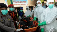 Tiga jenazah korban AirAsia QZ8501 tiba di RSUD Imanuddin dari Lanud Iskandar, Pangkalan Bun, Kalteng, Senin (5/1/2015). (Liputan6.com/Herman Zakharia)