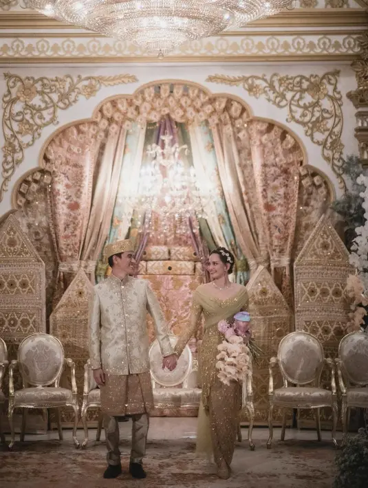 Tetap menawan saat berganti mengenakan kebaya sentuhan melayu rancangan Didiet Maulana. [Foto: IG/enzystoria.].