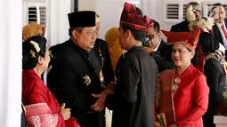 Presiden Joko Widodo (Jokowi) menghampiri dan menyapa Presiden keenam RI Susilo Bambang Yudhoyono saat menghadiri upacara kemerdekaan di Istana di Istana Merdeka, Jakarta, Kamis (17/8). SBY mengenakan pakaian adat Palembang. (Liputan6.com/Pool)